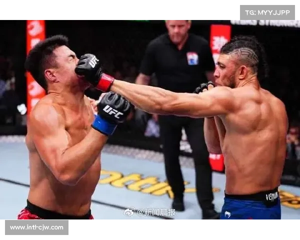 约翰尼·沃克卡夫踢逆转张名扬，上海站头条战TKO胜出